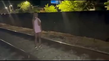Nonton Deixei Minha Esposa Da Pra Um Estranho No Trilho Do Trem A Safada Adorou thumbnail