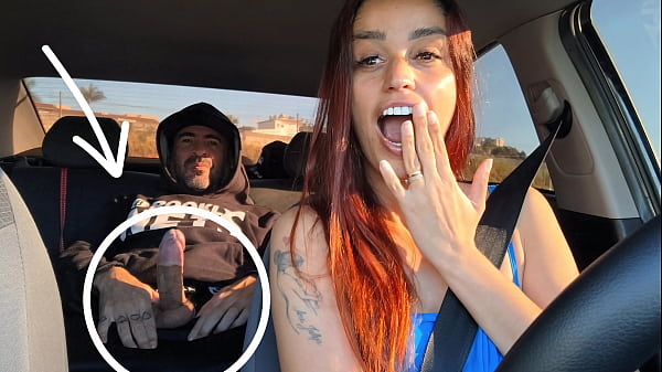Safada Motorista De App Pega Passageiro Pervertido Se Masturbando Por Tr&aacute;s E O Ajuda A Se Masturbar E Fode Ele No Banco De Tr&aacute;s! thumbnail