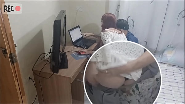 Play MP4 - Safada dona de casa recebe manutencista depravado&excl;