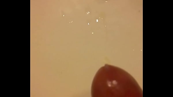 Masturb&aacute_ndome en el ba&ntilde_o