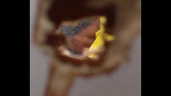 Flagra de punheta no banheiro de maca&eacute; 