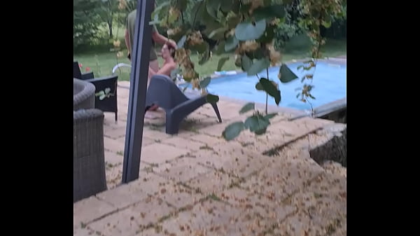 Nonton Mon Mari Me Surprend Sucer Un Mec Au Bord De La Piscine thumbnail