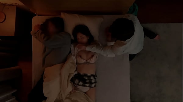 Play MP4 - 酔いつぶれた友達の横で、友カノにちょっかい出したらお互い感じまくり、バレないように声を抑えながらするSEXに興奮！！ Part3