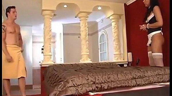 Sirvienta Transexual le da Tremenda Mamada a su Amo 