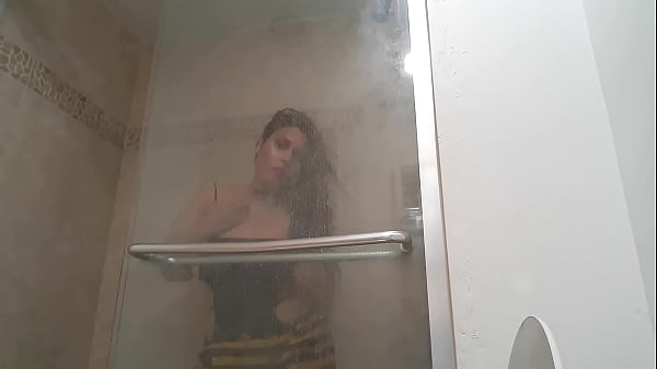 GINGER PARIS CLOSEUP DRIPPING URINE_PUSSY