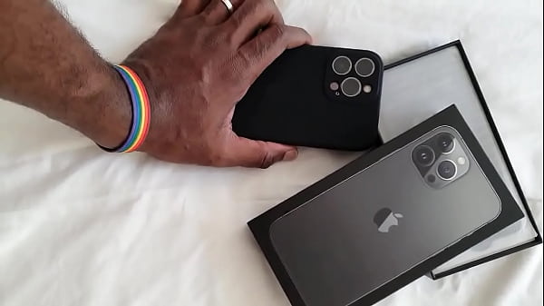 Agora com um brinquedo iphone 13 pro max e do mesmo cliente f&atilde; que presenteou com o 12 pro max h&aacute; 8 meses sempr 