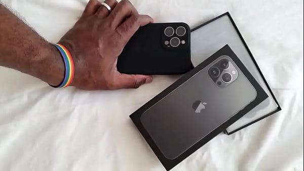 Agora com um brinquedo iphone 13 pro max e do mesmo cliente f&atilde; que presenteou com o 12 pro max h&aacute; 8 meses sempr 