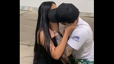 Nonton Amigo Do Corno Colocou A Mulher Dele D4 E Meteu Gostoso No Sof&aacute; thumbnail