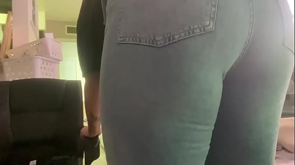 Girl farts for over 20 seconds 