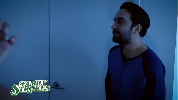 Play MP4 - Britney Amber trai marido com o enteado