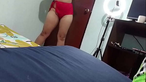 Tremenda vaquera esta venezolana de culo grande y gordo cobra barato por montar tu verga 