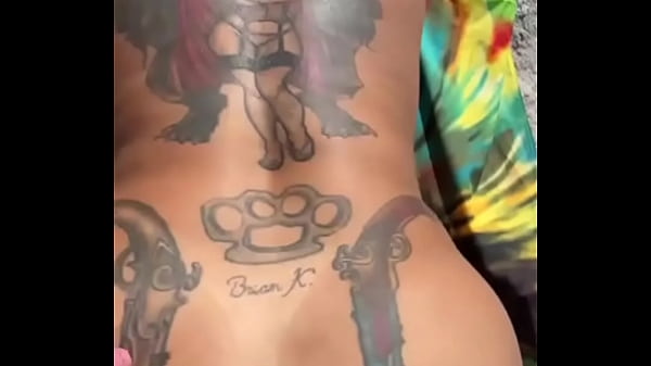 Amigas procuravam um pau para sentar enquanto cornos bebiam sem dar aten&ccedil;&atilde;o dei o que elas tanto queriam uma grande rola pt 2 