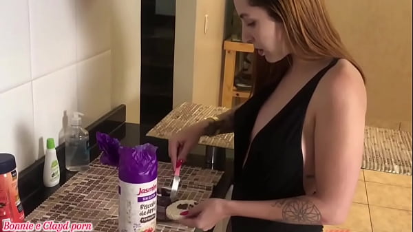 Meu pau deu bom dia pra novinha safada ! 