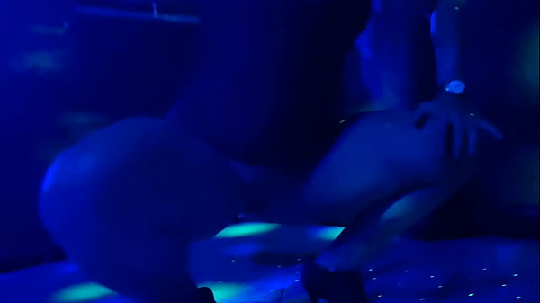 Encontrei duas gostosas na rua de vestidos curtos com plugs anal no cu e chamei la pra casa