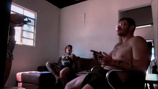 Play MP4 - Bastidores da grava&ccedil;&atilde;o chupando o Carmona jogando video game