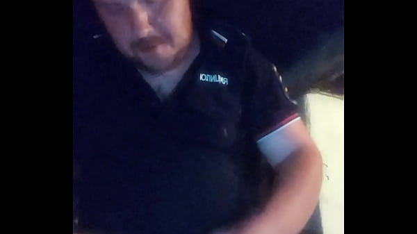 Русский гей с татуированными ногами, лобком и даже членом любит снимать на камеру смартона любительское порно! 