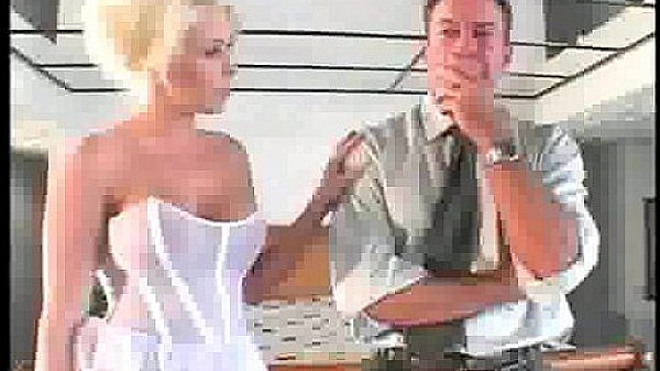 Blonde not only has hot hairdo 