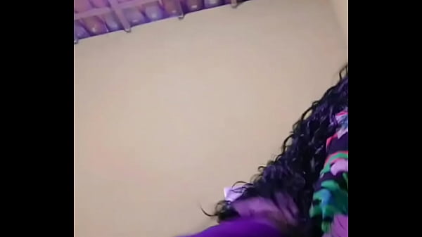Morena safada dan&ccedil_a e mostra a bucetinha