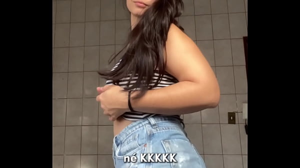 Shorts jeans regata justa e muita vontade &ndash; debora mendes se exibe e goza sozinha no banheiro 