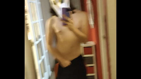 diablillo jugando de_noche con su ropa