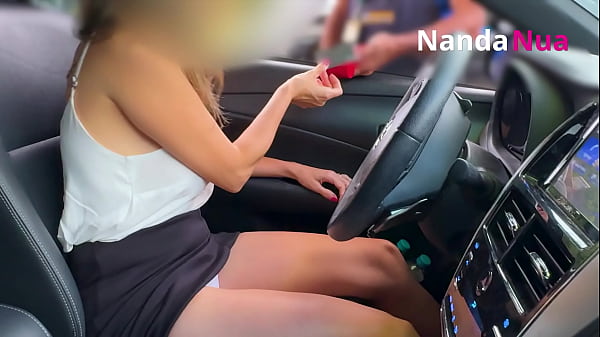 Nanda nua a deliciosa esposa que adora se exibir fazendo o que mais a provocar homens neste v&iacute;deo ela decidiu ir um posto de gasolina e brincar com a imagina&ccedil;&atilde;o do frentista exibindo seus seios e sua calcinha de forma pro