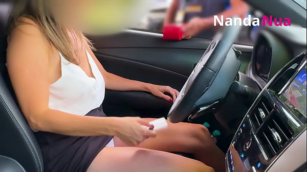 Play MP4 - Esposa safada exibindo peitos e pagando calcinha para frentista em posto de gasolina