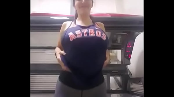 Perra vieja y tetona