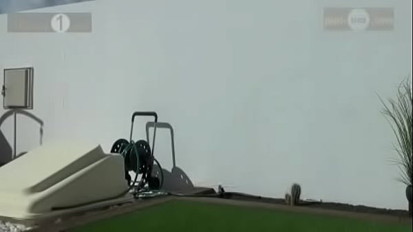 Nonton Naomi Et Nico Dans Le Jardin De La Villa thumbnail