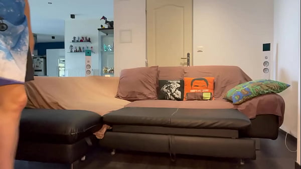 Nonton Lety Howl Attend Sagement A C&ocirc;t&eacute; Du Canap&eacute; Dans Son Tablier De Cuisine Pour ... thumbnail