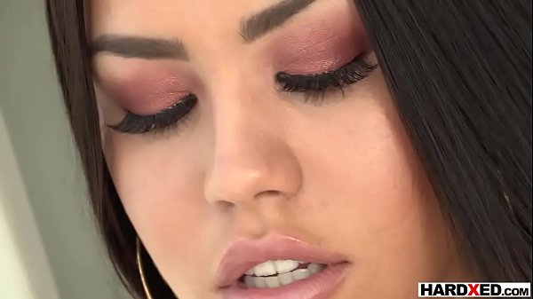 Bombastic latina slut tasting a big cock 