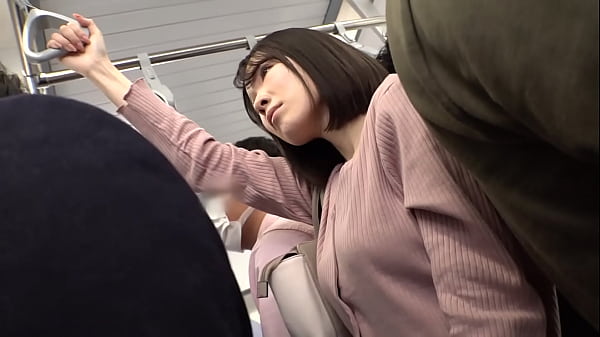 延々と続く行為に巨乳女が声も出さず弄ばれる！電車内で所構わずハメられイカされ続ける！服がはちきれそうなほどエロ巨乳が男たちを発情させてしまう！　巨乳 素人 制服 ブッカケ thumbnail