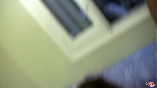 Es Hanna Montada la que exprimirá los jugos genitales_de este_enmascarado