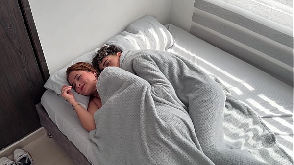 Play MP4 - &iquest;Qu&eacute; puede pasar si una madrastra comparte una cama de hotel con su hijastro&quest;&period;&period;&period;