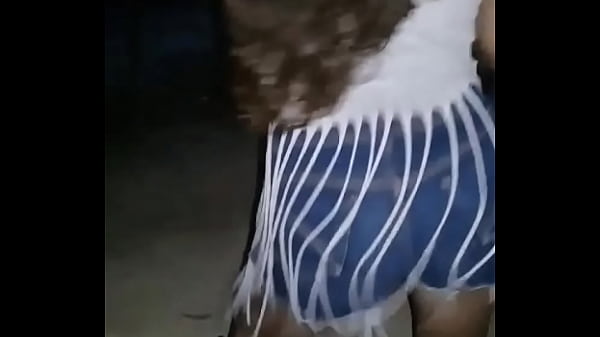 Novinha dan&ccedil;ando