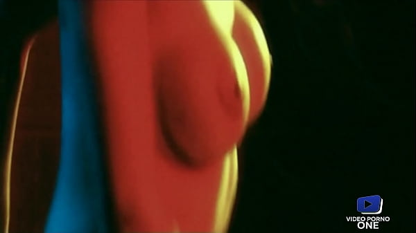 Elke, stripteaseuse aux_gros seins, a besoin d'une bonnebite