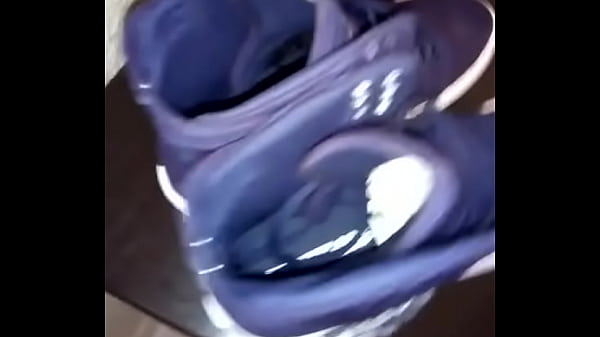 Llenando de semen mis sneakers Supra. 