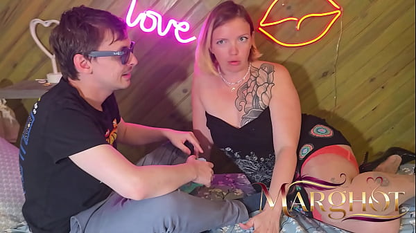 Belle m&egrave;re chauffe un beau fils pendant pac man il la baise et remplit sa chatte avant de manger son sperme