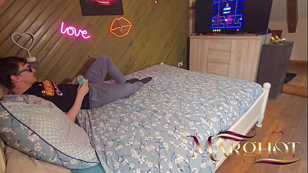 Belle m&egrave;re chauffe un beau fils pendant pac man il la baise et remplit sa chatte avant de manger son sperme 