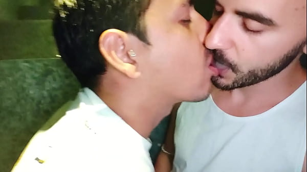 Play MP4 - Friends have fun in the disco toilets