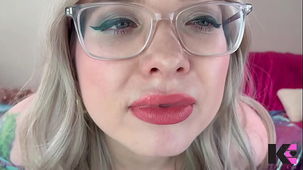 Nonton Kaiiamas Holiday Fang Drain Feeding thumbnail