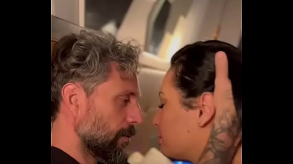 Nonton N&atilde;o Resisti O Amigo Do Meu Marido E Dei Para Ele thumbnail