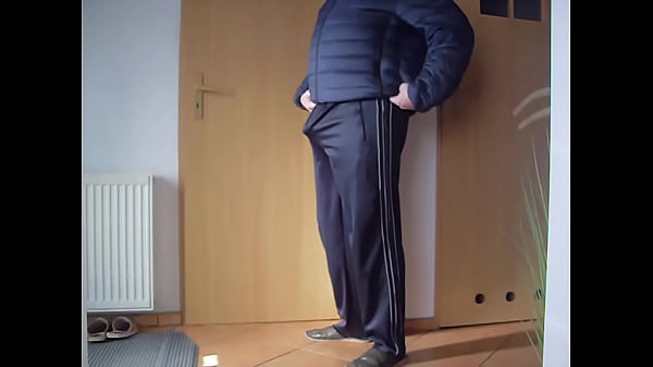 Masturbacja w śliskich ciuchach 