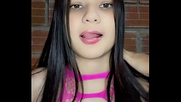 Frotando el clí_toris y el coñ_o de la hermanastra hasta el orgasmo