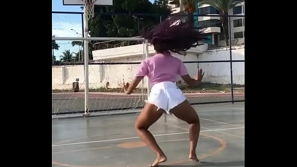 Francilene dan&ccedil_ando de shortinho s&oacute_ tap&atilde_o nervoso na raba dessa gostosa
