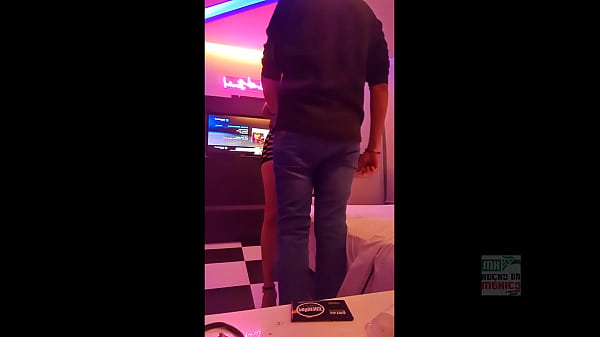 Karlita Hotwife se fuma un gallo sienta a su marido enuna silla se pone liguero negroy me coge frente a el 1