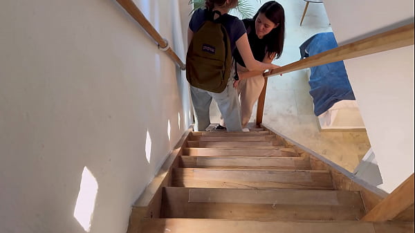 Play MP4 - Descubro a mi hijastra y su amiga follar en las escaleras a escondidas&period;
