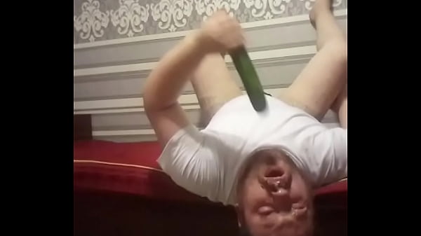 Слюнявый грубый отсос члена в исполнении этой толстой шлюхи! 