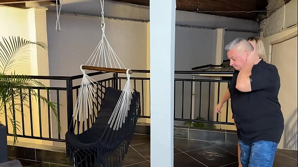 Nonton Rubia Milf De Tetas Grandes Es Follada Duro En Doggy Por Una Enorme Verga, Madrastra Cachonda Follada Duro thumbnail