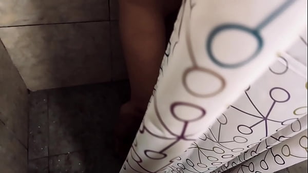 Yo espío a mi prima mientras seducha y luego me la_cojo