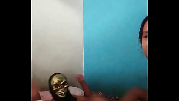 Play MP4 - Vino a pedir caramelos y se qued&oacute; en mi cama - FELIZ HALLOWEEN - se vino en mi cara